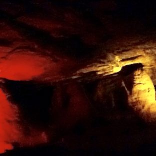 Σπηλιά αποπροσανατολισμού, μικρομυθοπλασία της Νίνας Ράπη, Www.hartismag.gr, Οκτ. 2019