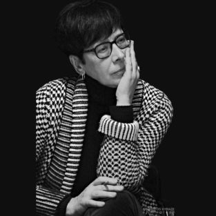 Αλεξία Βλάρα: Μια συνέντευξη της Νίνας Ράπη με αφορμή το βιβλίο της «Πεδίο ροής» στο Periou.gr